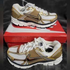 Nike Zoom Vomero 5 Photon Dust Metallic Gold | Women’s 6 Men’s 4.5 | New
